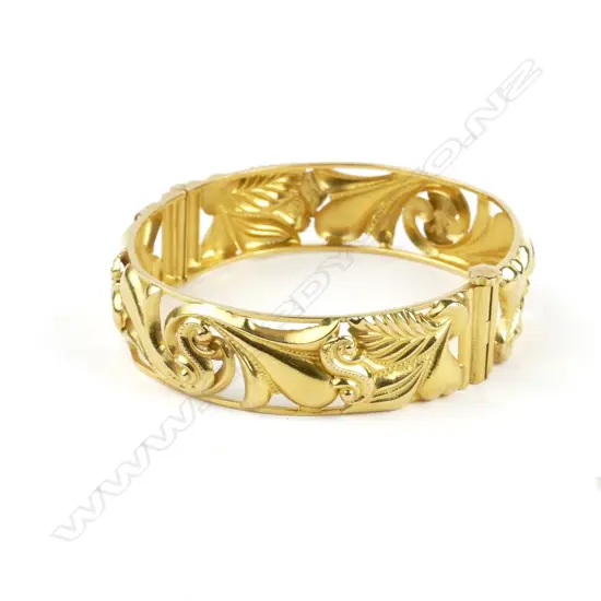 A 15ct. gold hinged bangle