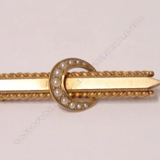 A late Victorian 15ct. yellow gold and seed pearl bar brooch