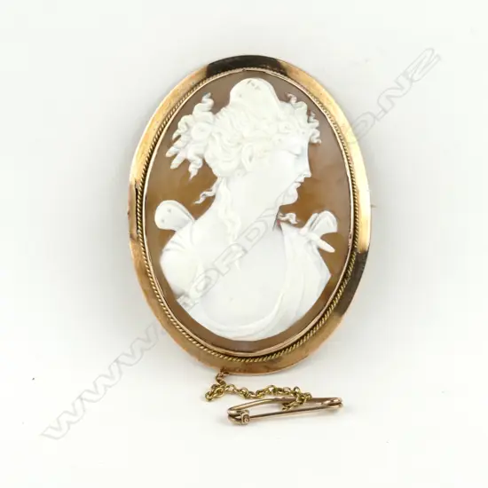 An Edwardian 9ct. rose gold and cameo brooch