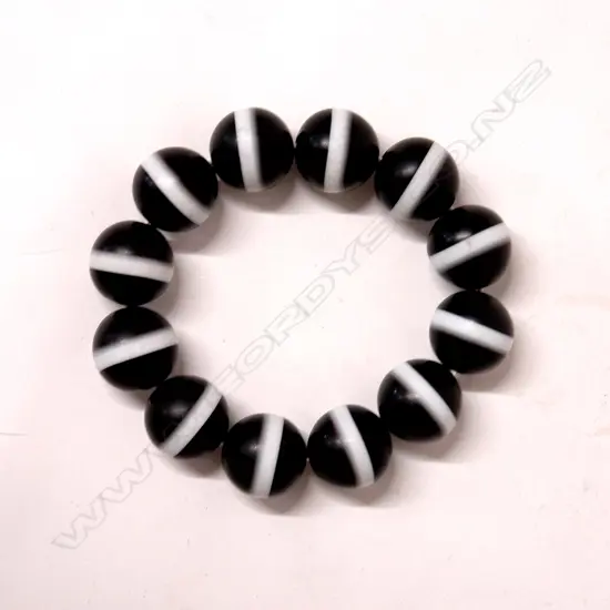 A banded agate large bead bracelet