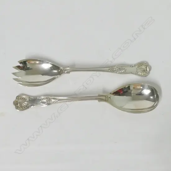 A pair of 20thC King's pattern silver salad servers