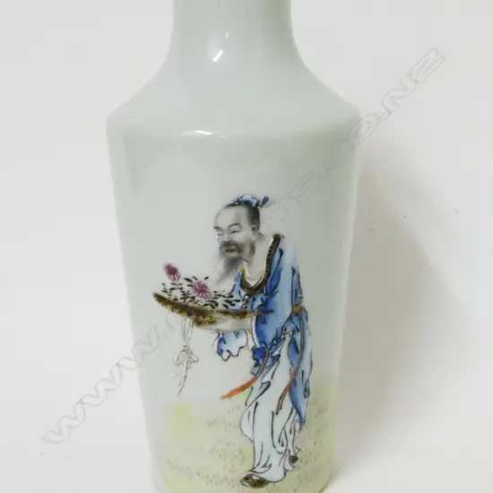 A Chinese porcelain vase