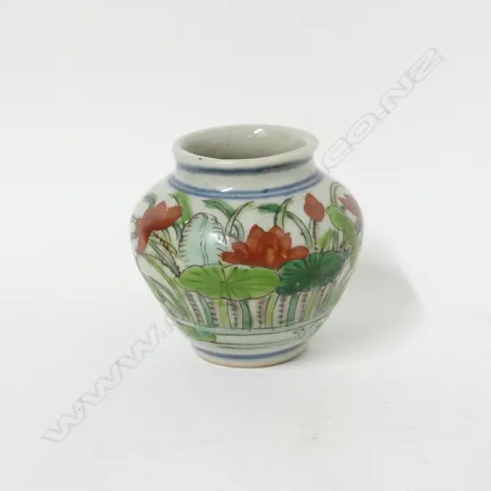 A small Chinese porcelain jarlet