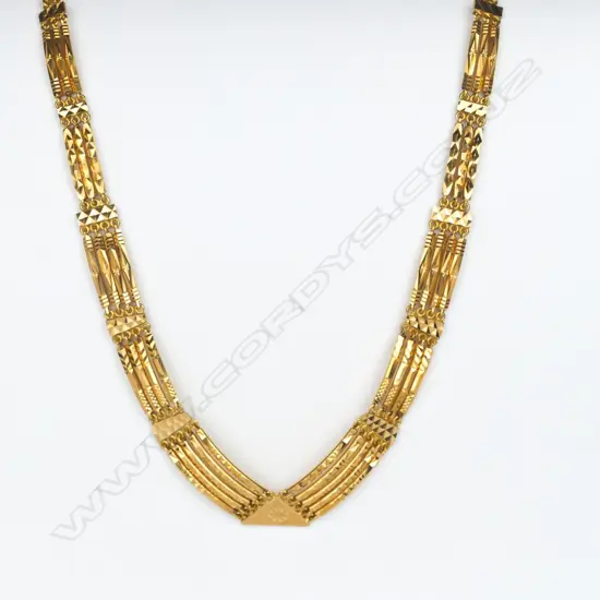 A 20ct. gold necklace