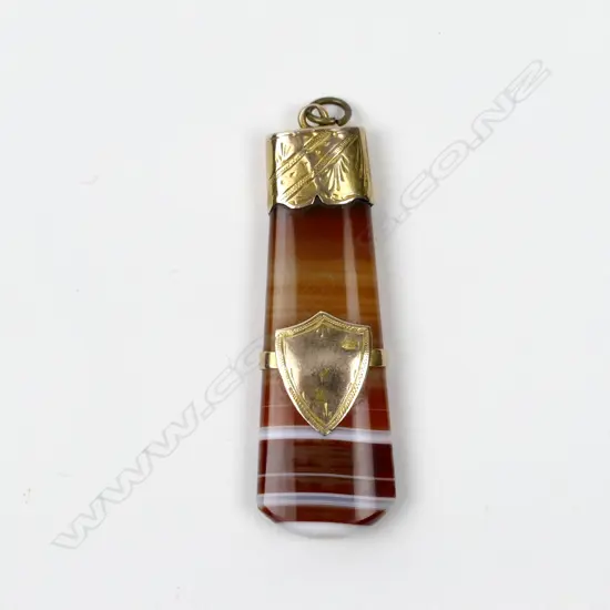 A colonial 9ct. gold and banded agate pendant