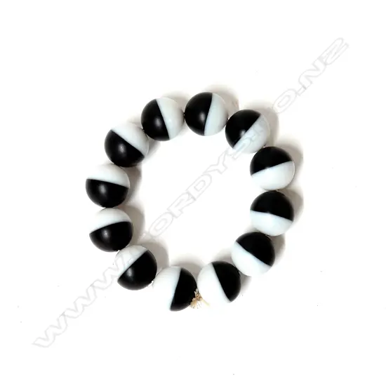 A striking banded agate large bead bracelet