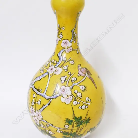 A Chinese porcelain vase