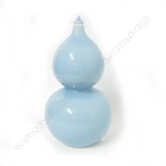 A Chinese porcelain double gourd vase