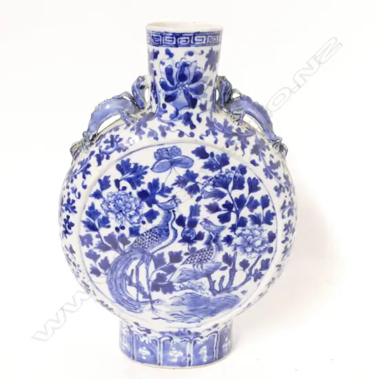 A Chinese porcelain moon flask vase