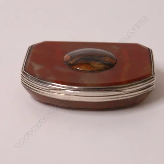 A George III agate and silver snuff box