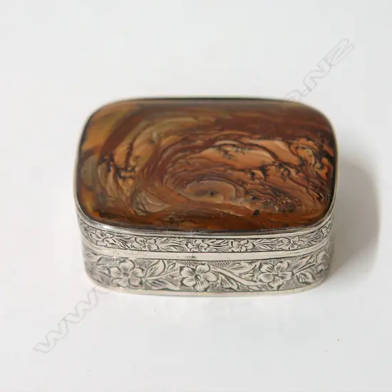 An early Victorian silver and agate snuff box