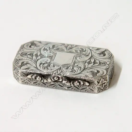 An early Victorian fine quality silver vinaigrette