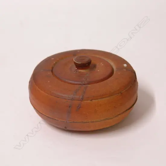 A Chester Nealie attributed lidded circular box