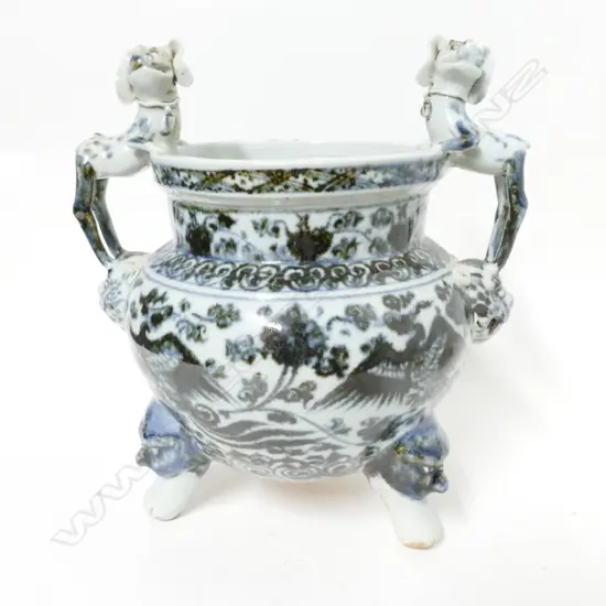 A Chinese blue and white porcelain two handled vase