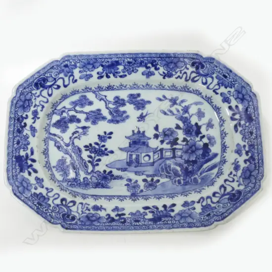 A Chinese blue and white porcelain ashet