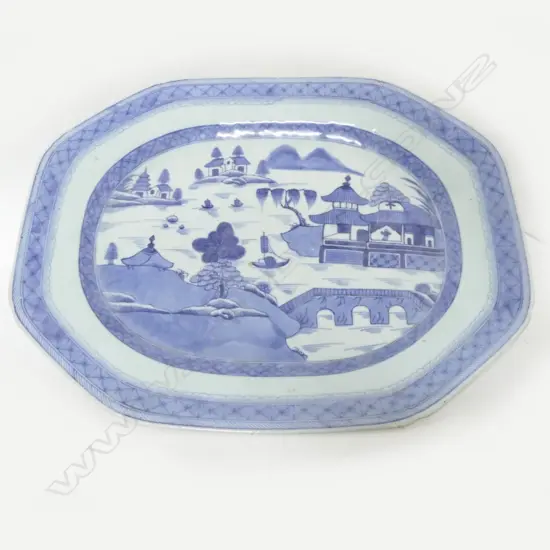 A Chinese blue and white porcelain ashette