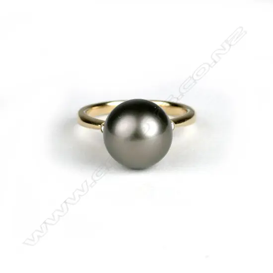 An 18ct. gold Tahitian black pearl and diamond ring