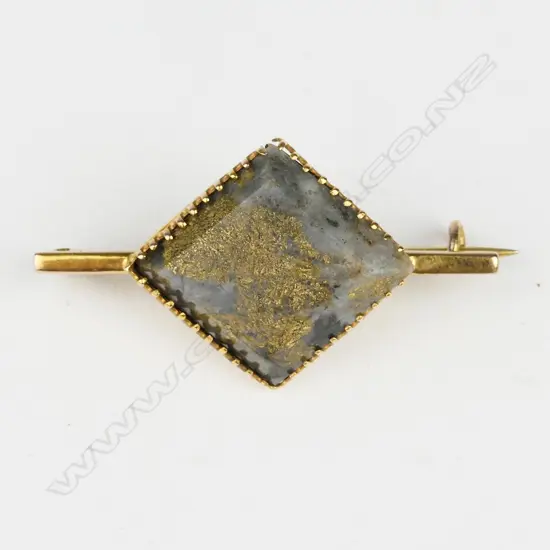 A colonial 9ct. gold and gold bearing quartz set brooch