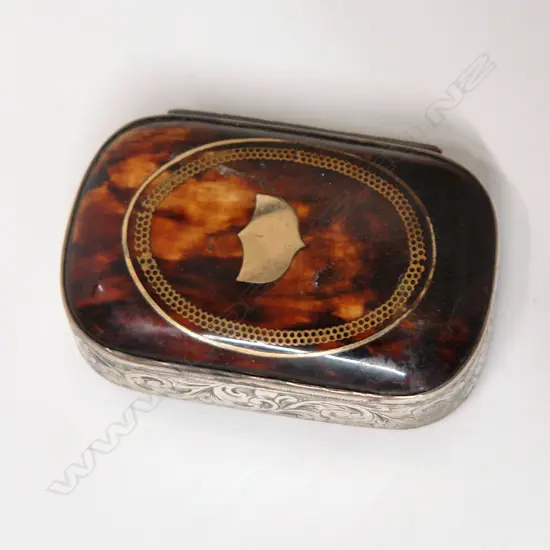 An early 19thC silver and tortoiseshell snuff box