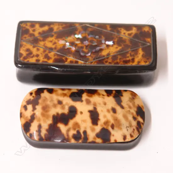 Two early 19thC horn and tortoiseshell snuff boxes