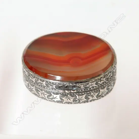 A Victorian silver and agate snuff box