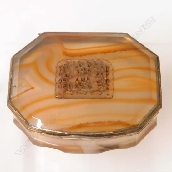 A 19thC large banded agate and gilt metal table snuff box