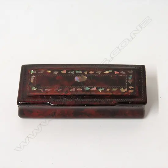 An early 19thC papier-mâché snuff box