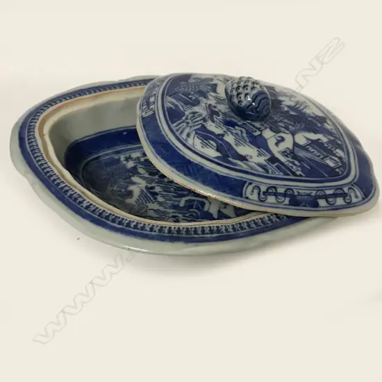 A Chinese exportware porcelain tureen and cover