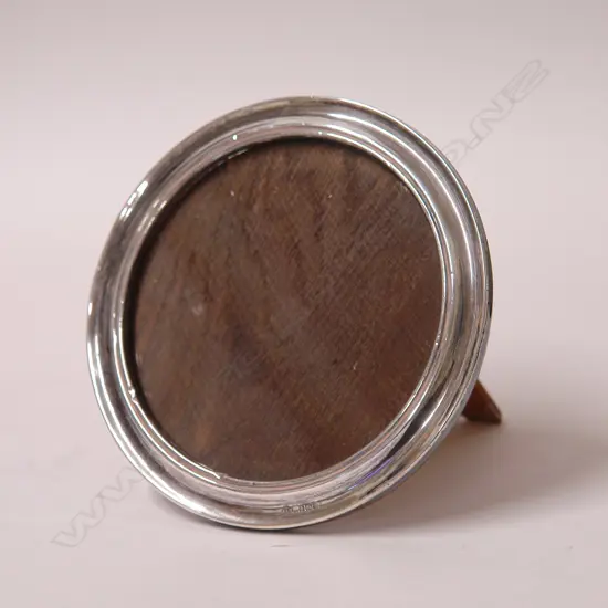 An early 20thC circular silver photo frame