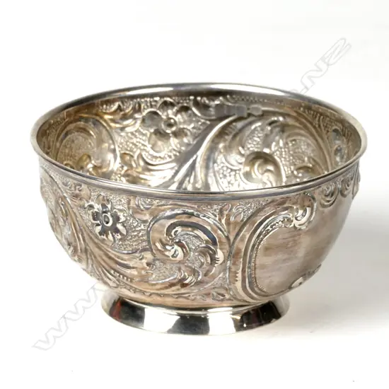 An Edwardian silver sugar bowl