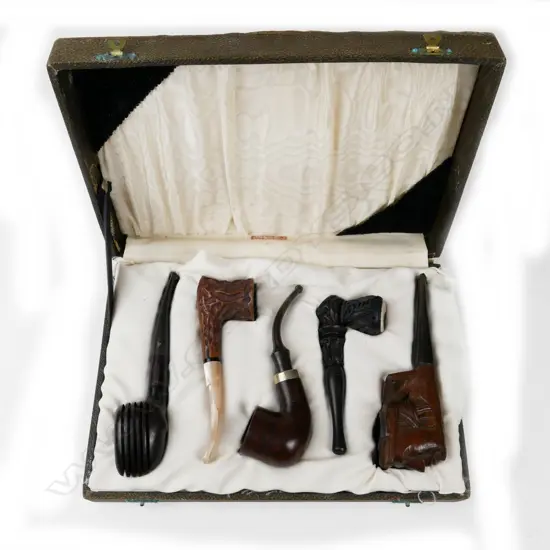 Five boxed collectors' pipes