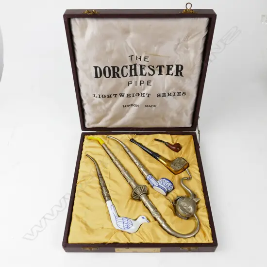 Five boxed collectors' pipes