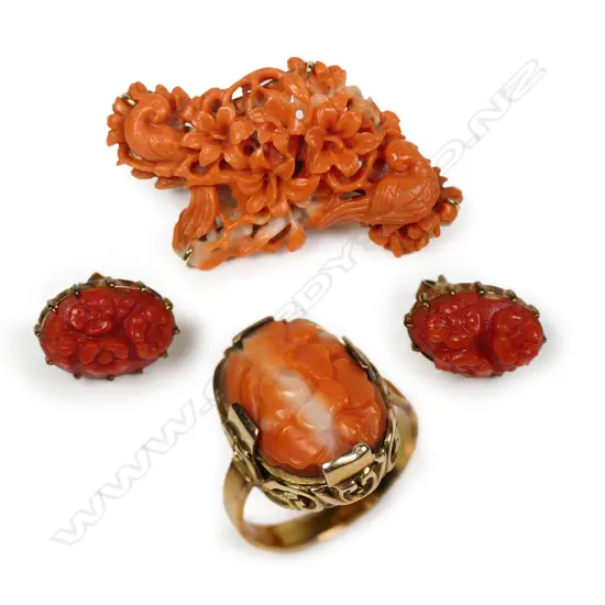 A vintage 14ct gold coral suite,