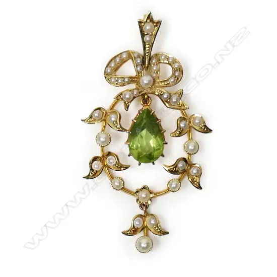 An Edwardian 15ct gold peridot and pearl pendant,