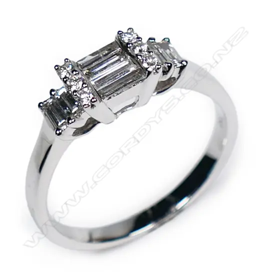 An 18ct white gold diamond cluster ring,
