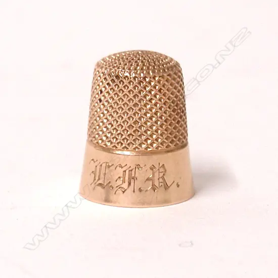 An early 20thC rose gold thimble