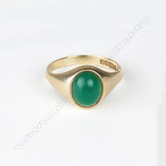A 9ct. yellow gold and jade cabochon ring