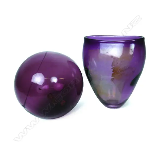 A NZ studio glass vase