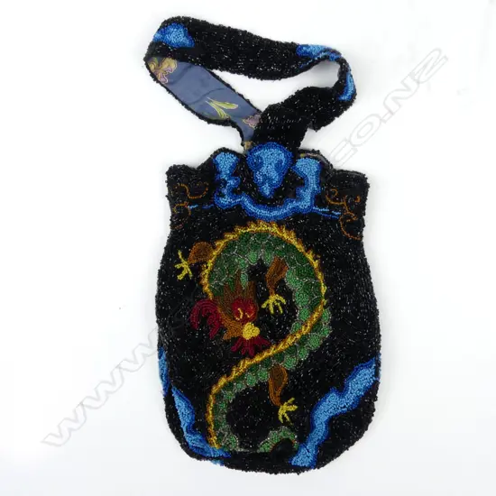 An Art Deco Chinese dragon decorated beaded purse