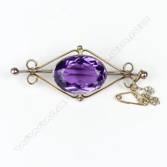 A 9ct gold and amethyst bar brooch
