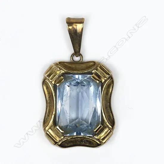 A mid-20thC German .333 (8ct.) yellow gold and aquamarine pendant