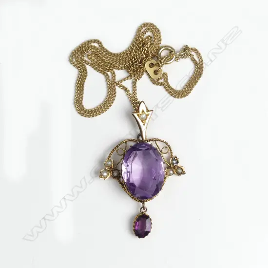 A 9ct. yellow gold pendant on chain