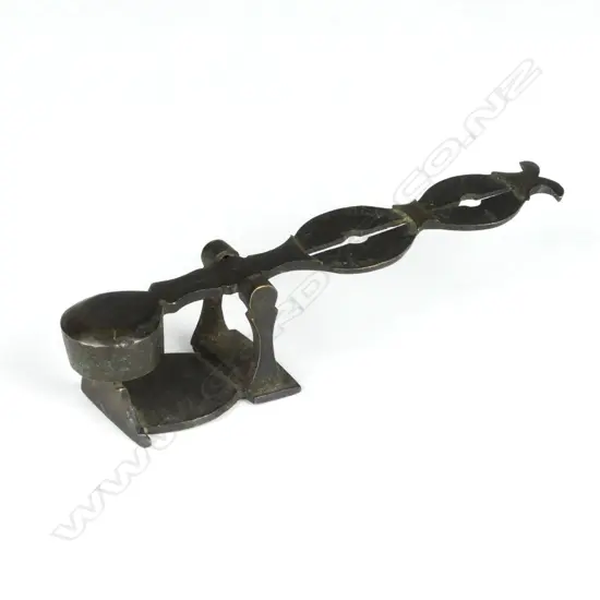 A set of brass sovereign scales