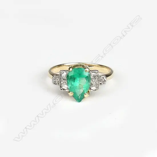 An estate lady's 18ct. yellow gold emerald and diamond ring