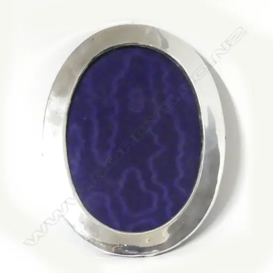 An Edwardian silver photograph frame