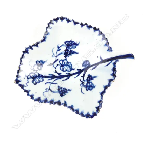 An 18thC Lowestoft blue and white pickle dish in the shape of a grape leaf