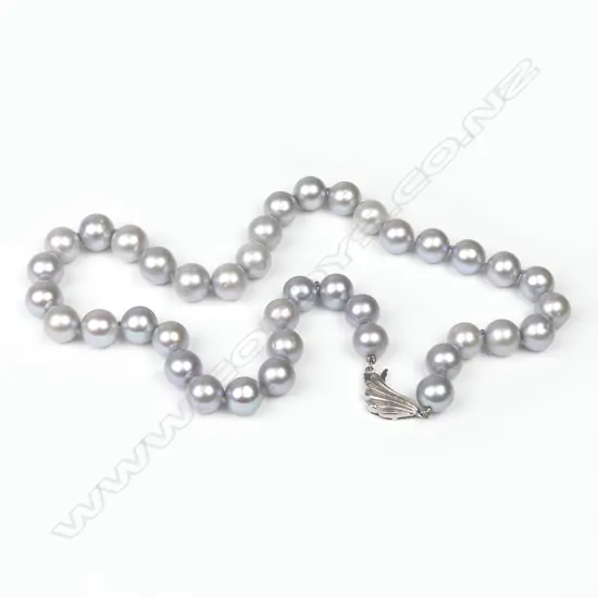 A cultured Tahitian pearl necklace