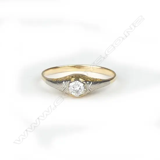 A lady's vintage estate 18ct. solitaire diamond ring