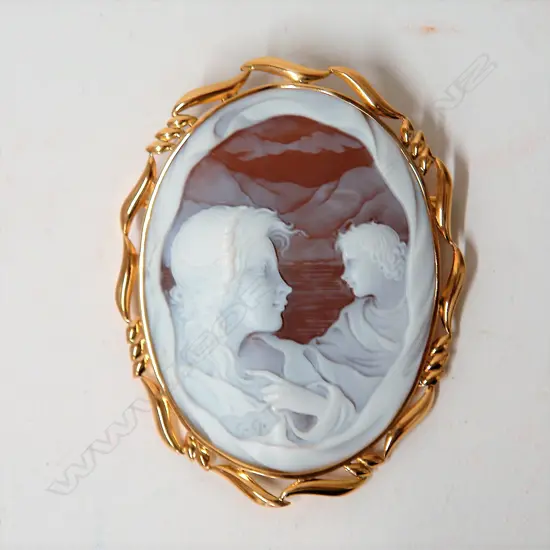 A modern 18ct. yellow gold framed large double portrait cameo pendant brooch