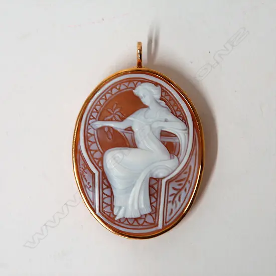 A modern 18ct. yellow gold framed classical cameo brooch/pendent